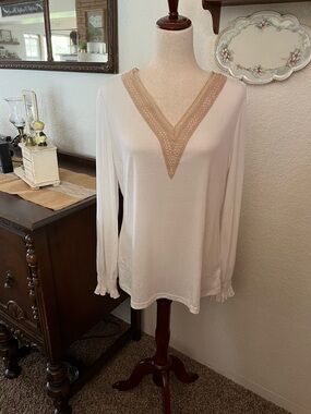 Cream XL Long-Sleeve V-Neck Top with Beige Lace Trim